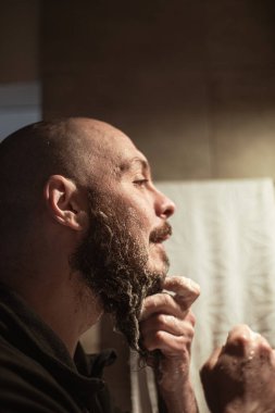Sakal yıkıyorum. Adam sakalını köpükle yıkıyor. Sakal bakımı.