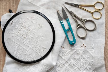 Nakış aletleri ve karmaşık beyaz iş tasarımı içeren kumaş. Geleneksel Ukrayna Nakışı