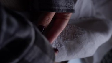 Konforlu bir zanaat alanında el dikme teknikleriyle karmaşık kumaş detaylarını araştırıyorum. Geleneksel Ukrayna Nakışı