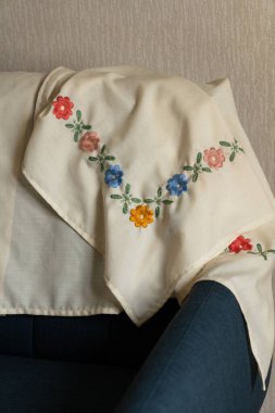 Kumaş sergilenen canlı renkler ve karmaşık detaylar üzerine güzel işlemeli çiçek tasarımı