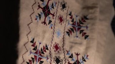 Canlı renkler içeren karmaşık tasarımlarla geleneksel nakış tekniklerini ve yetenekli bir zanaatkârdan ayrıntılı desenleri öğrenin. Geleneksel Ukrayna Nakışı