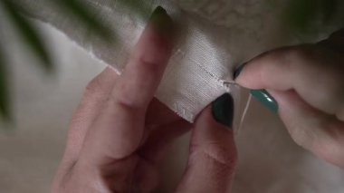 Geleneksel Ukrayna nakışı. Gün ışığında kapalı bir alanda kumaş üzerinde el yapımı karmaşık desenler.