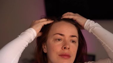 Yıkanmadan önce kafa derisi ve saç yağı. Kafa derisi ellerle masaj. Şampuan öncesi tedavisinde. Saç dökülmesi