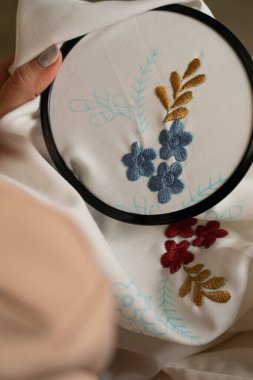 Mavi ve Kırmızı Çiçeklerin El Nakışı, Beyaz Kumaşın Üzerinde Altın Yapraklar. Geleneksel Ukrayna Nakışı