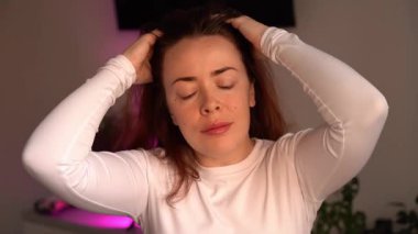 Yıkanmadan önce kafa derisi ve saç yağı. Kafa derisi ellerle masaj. Şampuan öncesi tedavisinde. Saç dökülmesi