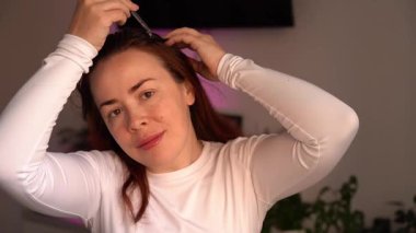 Yıkanmadan önce kafa derisi ve saç yağı. Temel saç serumu ya da yağ uygulanıyor. Şampuan öncesi tedavisinde. Saç dökülmesi