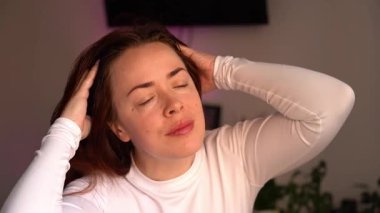 Yıkanmadan önce kafa derisi ve saç yağı. Kafa derisi ellerle masaj. Şampuan öncesi tedavisinde. Saç dökülmesi