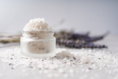 Pişirmek için lavanta tuzu. Lavander tuzu ve kurutulmuş lavanta çiçeği. Lavanta spa seti