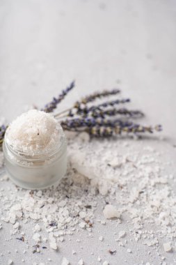 Pişirmek için lavanta tuzu. Lavander tuzu ve kurutulmuş lavanta çiçeği. Lavanta spa seti