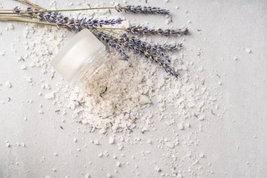 Pişirmek için lavanta tuzu. Lavander tuzu ve kurutulmuş lavanta çiçeği. Lavanta spa seti