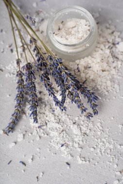Pişirmek için lavanta tuzu. Lavander tuzu ve kurutulmuş lavanta çiçeği. Lavanta spa seti