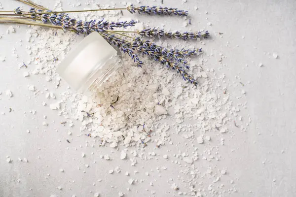 Pişirmek için lavanta tuzu. Lavander tuzu ve kurutulmuş lavanta çiçeği. Lavanta spa seti