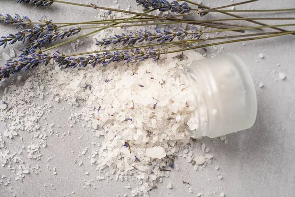 Pişirmek için lavanta tuzu. Lavander tuzu ve kurutulmuş lavanta çiçeği. Lavanta spa seti