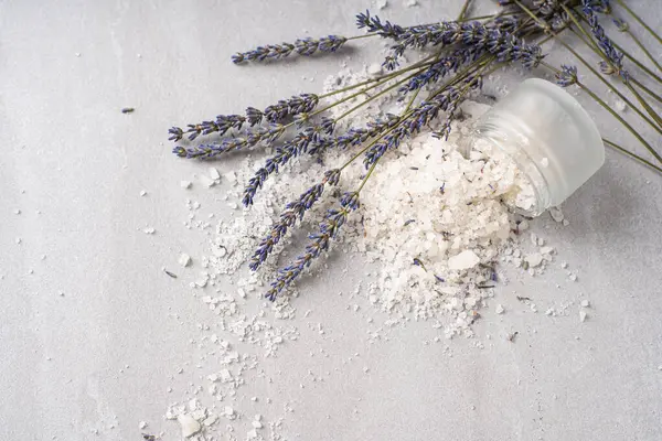 Pişirmek için lavanta tuzu. Lavander tuzu ve kurutulmuş lavanta çiçeği. Lavanta spa seti