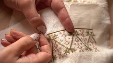 Becerikli eller parlak bir atölyede güzel işlemeler yaratır. Geleneksel Ukrayna Nakışı