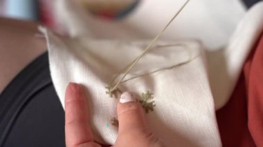 Kumaş işleme teknikleri zarif el işleri ve yaratıcı detaylar üzerinde rahat bir ortamda. Geleneksel Ukrayna Nakışı