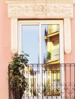 Balkonu açın. Kapıdaki sokağın güzel bir yansıması. Alicante. Yüksek kalite fotoğraf