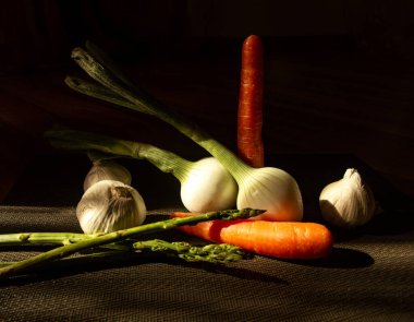 Soğan, havuç, sarımsak ve kuşkonmaz dolu bir hayat. Karanlık anahtarın içinde. Yüksek kalite fotoğraf