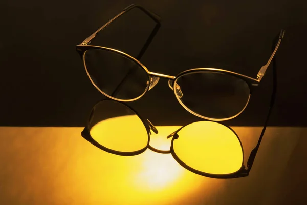 Óculos Diopter Estão Uma Superfície Reflexiva Filmado Close Chave Escura — Fotografia de Stock