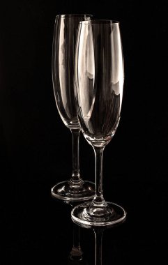 Karanlık bir arka planda iki boş şarap kadehi. Yüksek kalite fotoğraf