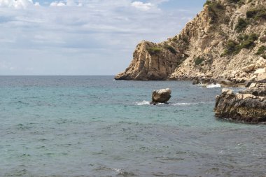 Akdeniz 'in kıyısında. Güneşli bir gün. İnsanlar olmadan. Yüksek kalite fotoğraf
