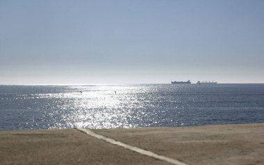 Akdeniz manzarası, güneşli bir gün. Suyun üstünde parla. Yüksek kalite fotoğraf