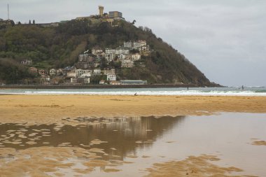 Körfez kıyısında güzel bir manzara. Kıyıdaki dağ yansıması. San Sebastian, İspanya. Yüksek kalite fotoğraf