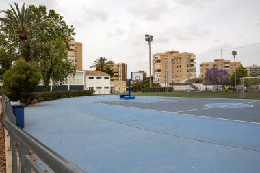 Basketbol oynamak için bir sepetin yanında dur. Arka planda konut binaları olan bir açıdan ön manzara. Yüksek kalite fotoğraf