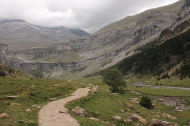 Aragon 'daki Ordesa y Monteperdido Ulusal Parkı' nda şelale ve dağlarla güzel bir gezi.