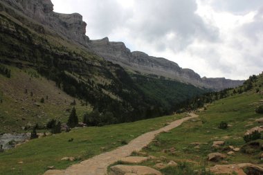 Aragon 'daki Ordesa y Monteperdido Ulusal Parkı' nda şelale ve dağlarla güzel bir gezi.