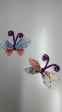 Kelebek şeklinde para ver.