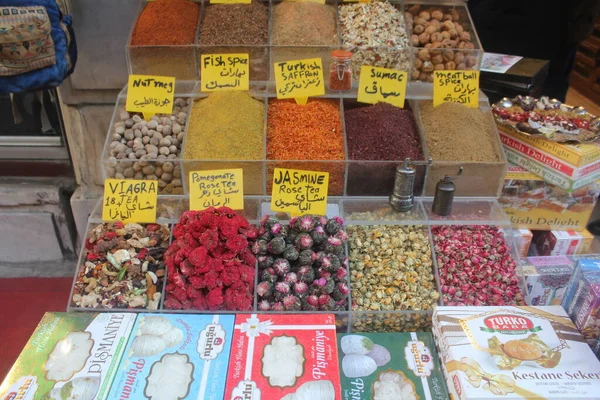 Türkiye, İstanbul 'da renkli baharat pazarı
