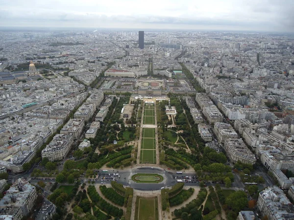 Şehir hayatı ve Eyfel Kulesi de dahil olmak üzere etkileyici anıtlarıyla yukarıdan Paris manzarası