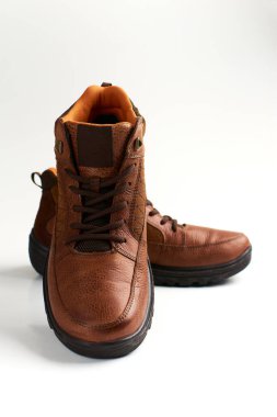 Renkli derili köylü ganimeti. Rengi kahverengi ve tabanı siyah..