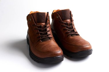 Renkli derili köylü ganimeti. Rengi kahverengi ve tabanı siyah..