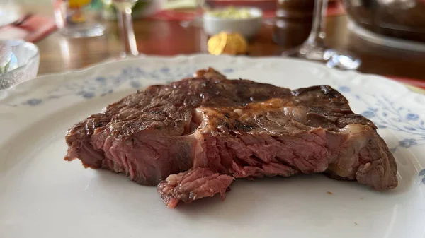 Steak Auf Einem Weißen Teller Hochwertiges Foto — Stockfoto