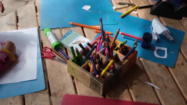 Crianças Que Trabalham Uma Mesa Desenho — Vídeo de Stock