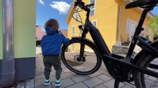 Uma Criança Está Junto Bicicleta — Vídeo de Stock