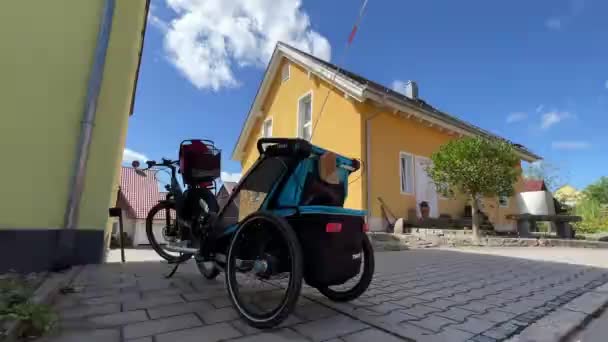 자전거는 거리에 주차되어 있습니다 — 비디오
