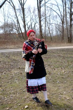 Varşova, Polonya 22 Mart 2023: Geleneksel Belarus kıyafeti giymiş katılımcılar, açık havada bir çember içinde şarkı söyleyip dans ederek düzenlenen bahar ayininin ulusal pagan kutlamasına katıldılar..