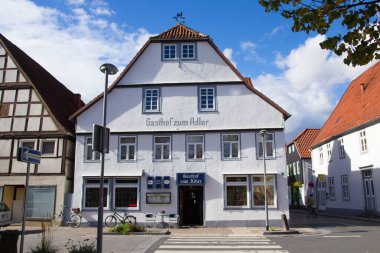 Luegde, Almanya 5 Eylül 2019: Gasthof zum Adler 'in geleneksel mimarisi, Lgde, Aşağı Saksonya' nın merkezinde tarihi bir konuk evi, klasik Alman cephesi ve kültürel çekiciliği sergiliyor..