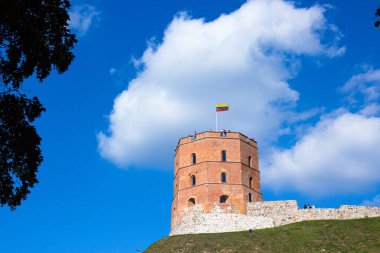 Vilnius 'taki Gediminas Kulesi Mavi Bulutlu Gökyüzüne Karşı