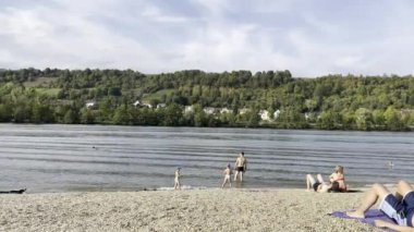 Regensburg, Almanya, 03.10.2023. Ekim 'de Almanya' da sahilde bir insan