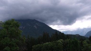 Hallstatt yakınlarındaki dağın güzel manzarası
