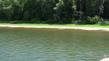 Adam ormanda porcini mantarı bulmuş.