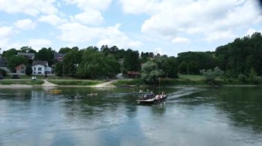 Parktaki nehirde bir tekne.