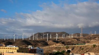 Tenerife 'deki Poris yakınlarındaki dağlarda rüzgar türbinleri