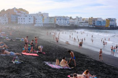 Playa del Jardin, kendine özgü siyah volkanik kum ve manzaralı çevresiyle bilinen Tenerife 'nin en çarpıcı plajlarından biridir. Puerto de la Cruz 'da.
