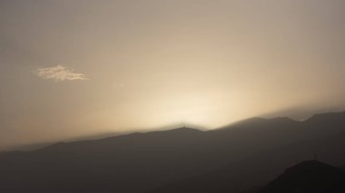 Fırtına Dorothea 'dan sonra, Tabaiba ve Candelaria da dahil olmak üzere, Tenerife' nin batı kıyısındaki Sahra kumunun sebep olduğu tehlikeli kalima. Görüntü göstergeleri görünürlüğü, tozlu gökyüzünü ve atmosferik sisi azalttı.