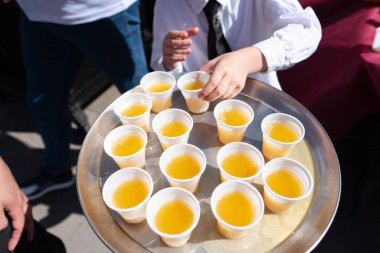 Santiago del Teide, Tenerife 8 Şubat 2024: Almendros en Flor Festivali 'nde Badem İçeceği Degustation
